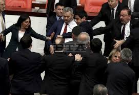टर्कीमा संसद बैठकमा झडप