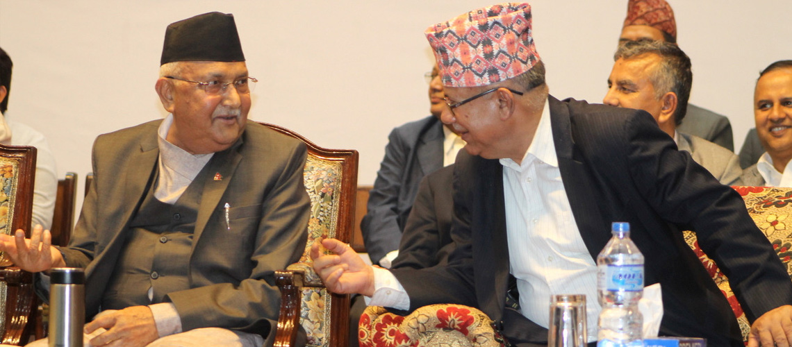 एमाले अध्यक्ष केपी ओली र माधव नेपाल बीच भेट हुँदै