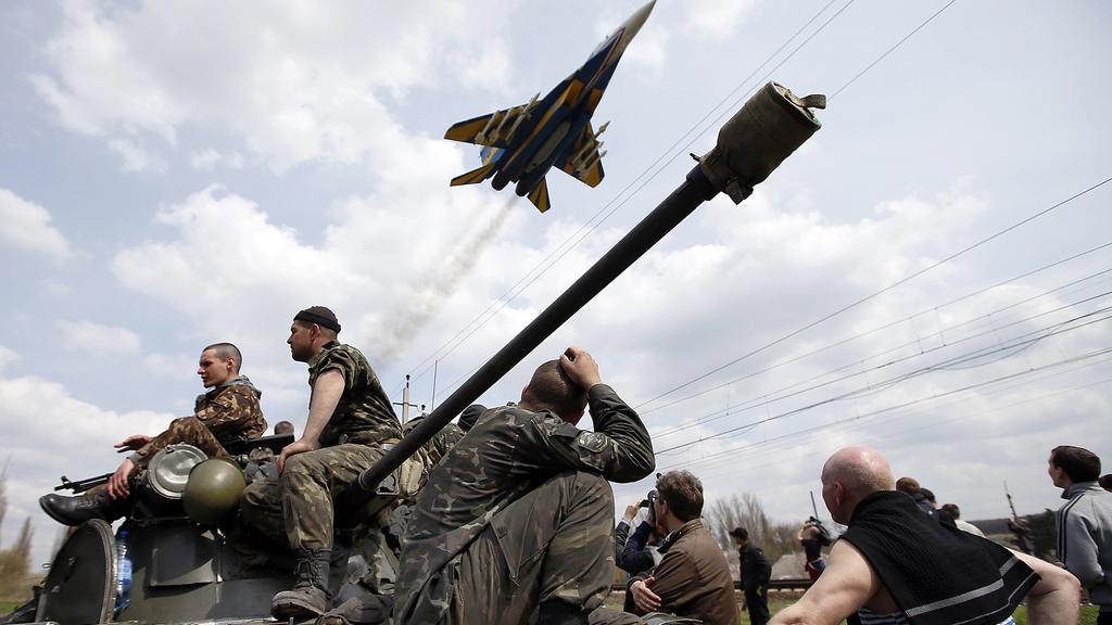 रुसले हजारौं सेनाद्वारा युक्रेनलाई घेरा हाल्यो