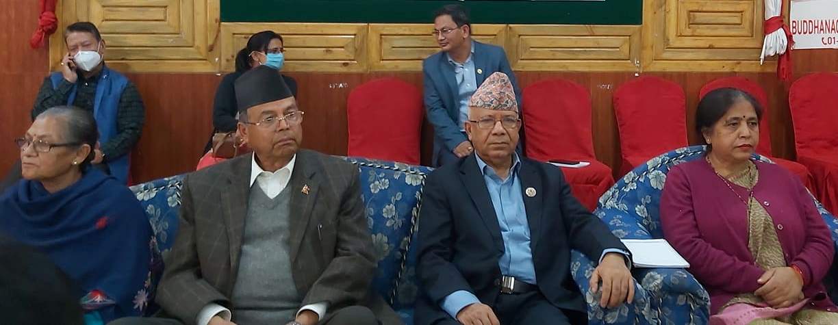 माधव नेपाल पक्षका नेताहरू आन्तरिक छलफलमा,  ओलीसँग भएको वार्ताको ब्रिफिङ गर्दै नेपाल