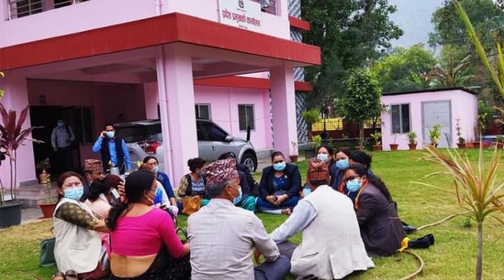 लुम्बिनी प्रदेश प्रमुखको कार्यालयबाहिर धर्ना : पोखरेलको सपथग्रहण रोक्न माग