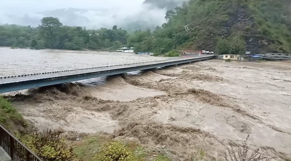 सेतीमा पानीको बहाव पुलमाथि, जनजीवन प्रभावित